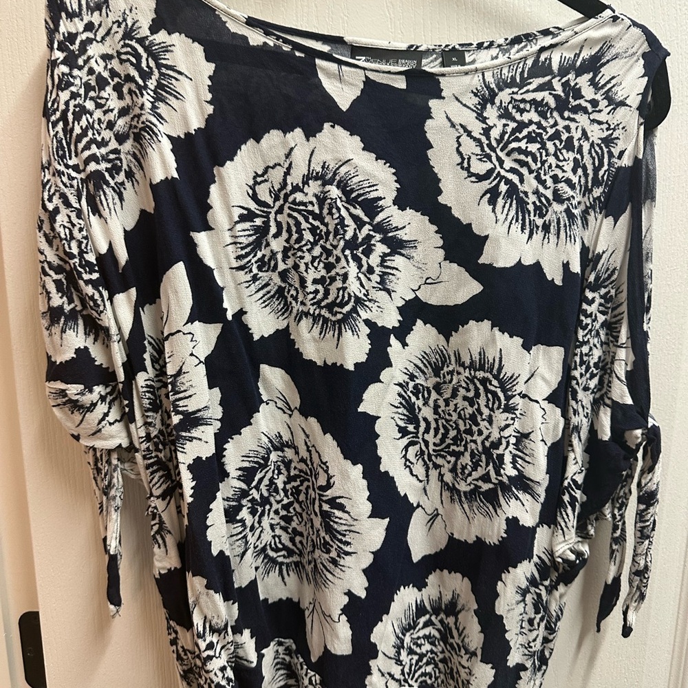 New York and Company Floral Navy and White Women's Top size XL/ NWOT729